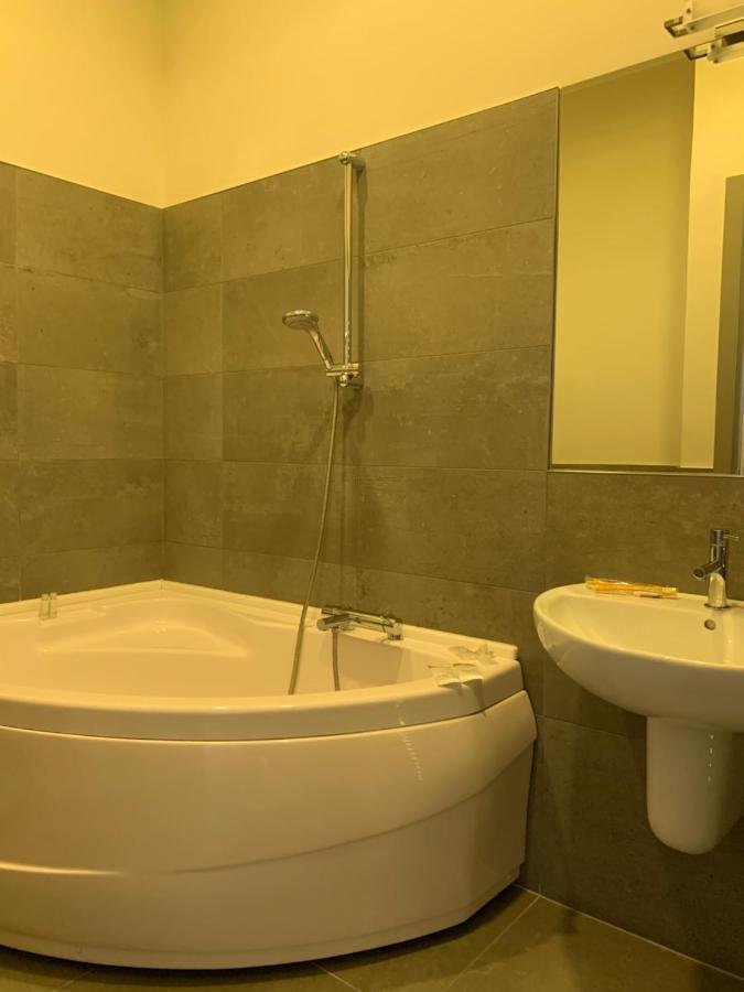 Palazzo 41 Rental Rooms San Pietro Vernotico Esterno foto